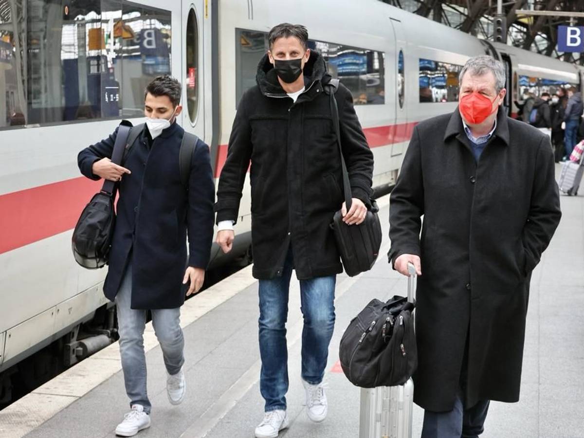 Christian Keller am Kölner Hauptbahnhof auf dem Weg zum Zug.