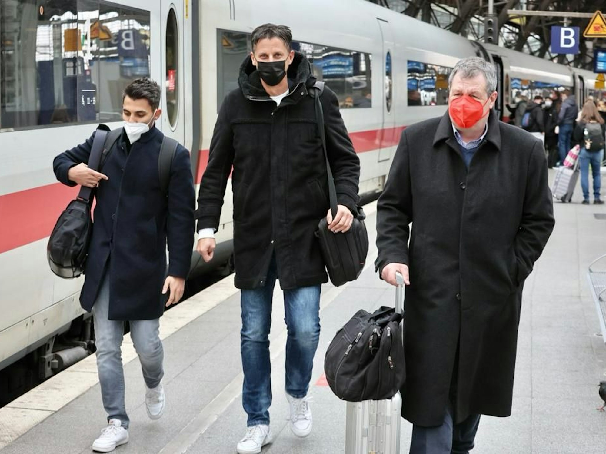 Christian Keller am Kölner Hauptbahnhof auf dem Weg zum Zug.