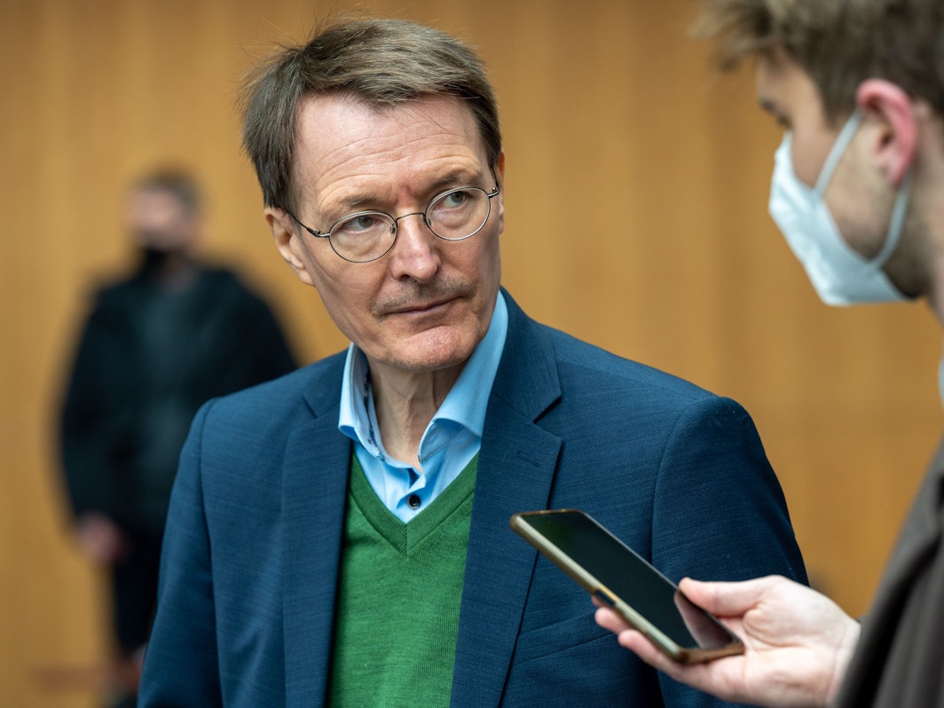 Karl Lauterbach beantwortet Fragen eines Reporters.