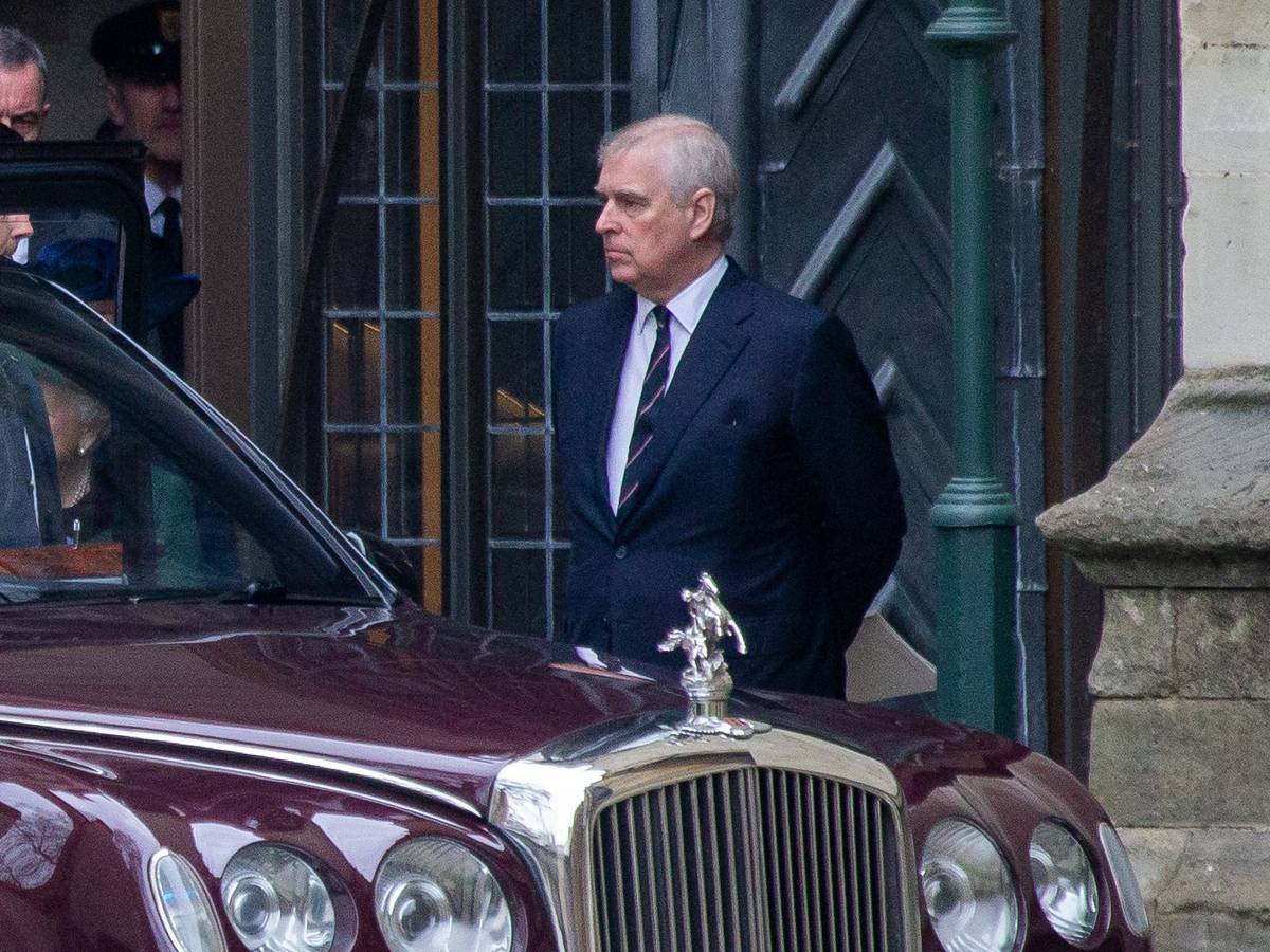 Prinz Andrew verlässt Westminster Abbey nach einem Gedenkgottesdienst für Prinz Philip. Der Ehemann von Queen Elizabeth II. starb am 9. April 2021.