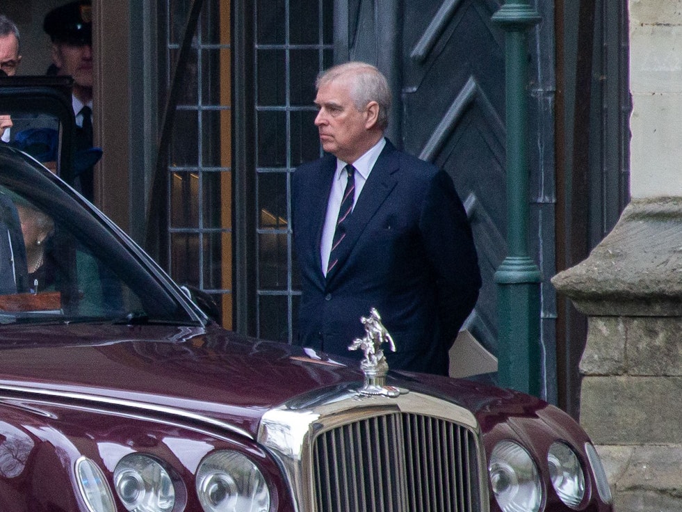 Prinz Andrew verlässt Westminster Abbey nach einem Gedenkgottesdienst für Prinz Philip. Der Ehemann von Queen Elizabeth II. starb am 9. April 2021.
