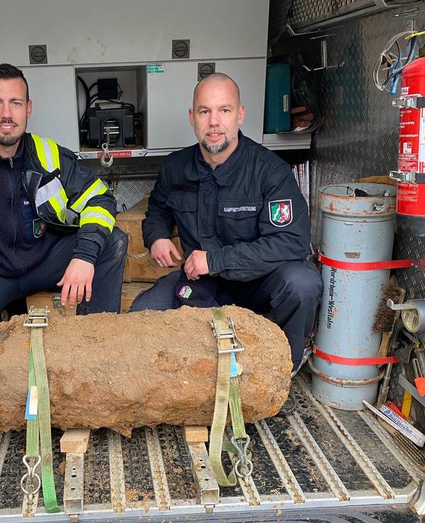 Die Experten des Kampfmittelräumdienstes der Bezirksregierung Düsseldorf Stefan Höreth (36) und Christoph Wassenberg (41) mit der britischen Fünf-Zentner-Bombe.