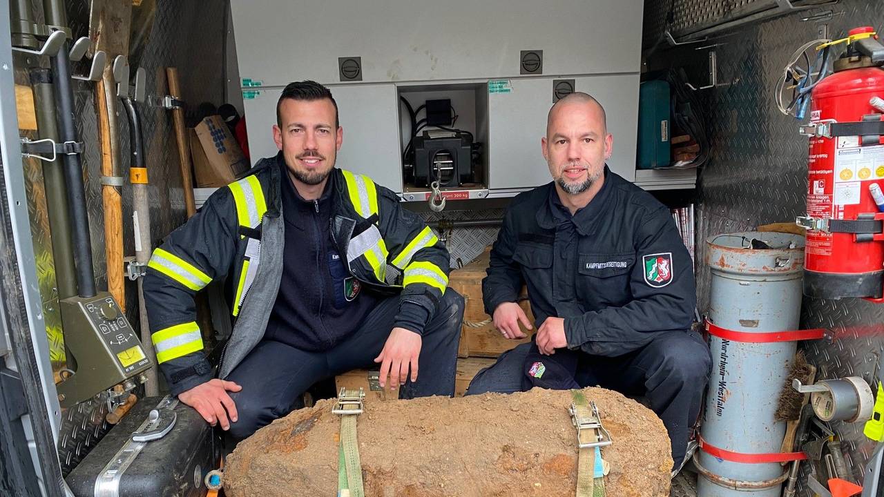 Die Experten des Kampfmittelräumdienstes der Bezirksregierung Düsseldorf Stefan Höreth (36) und Christoph Wassenberg (41) mit der britischen Fünf-Zentner-Bombe.