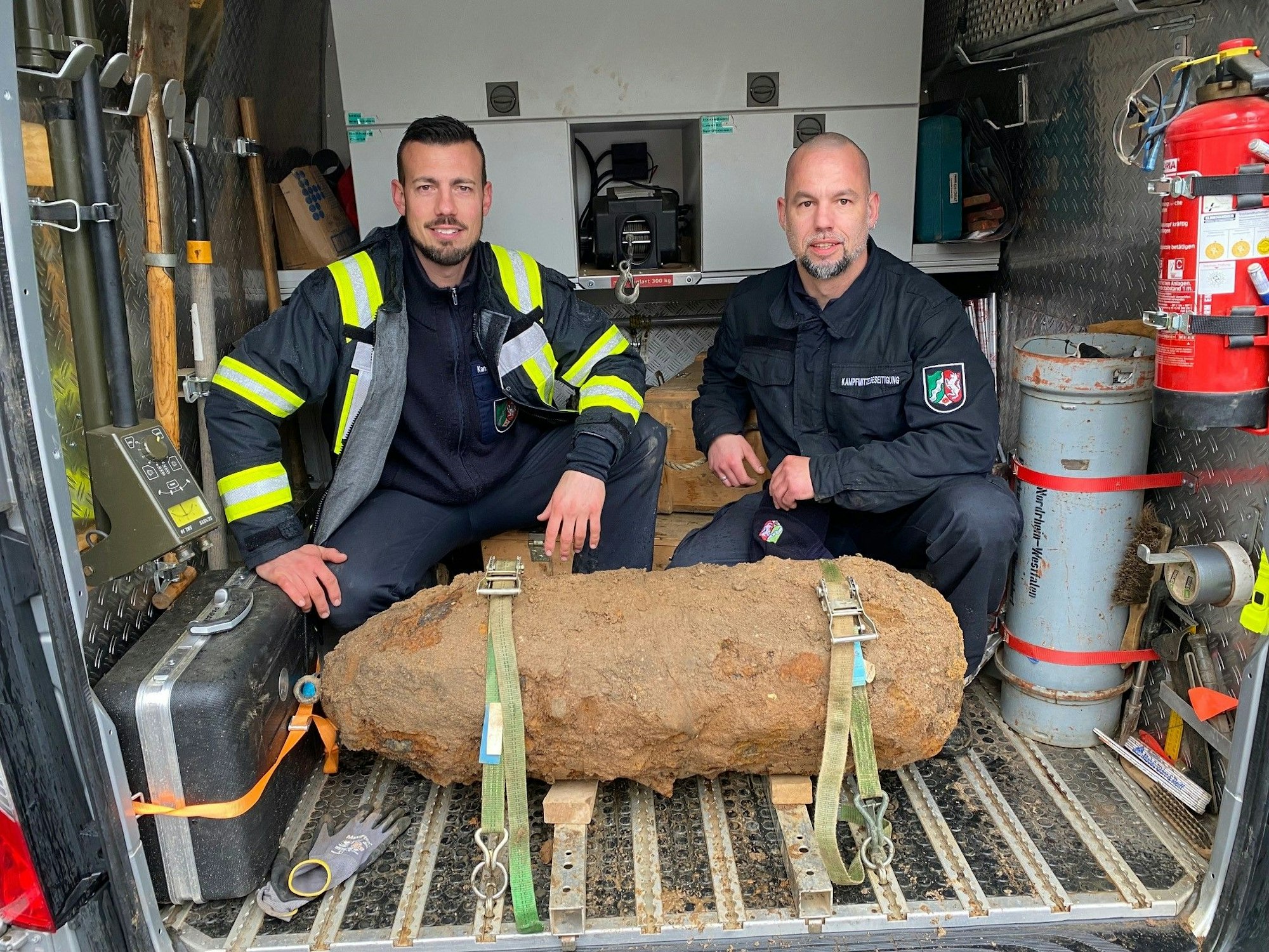 Die Experten des Kampfmittelräumdienstes der Bezirksregierung Düsseldorf Stefan Höreth (36) und Christoph Wassenberg (41) mit der britischen Fünf-Zentner-Bombe.