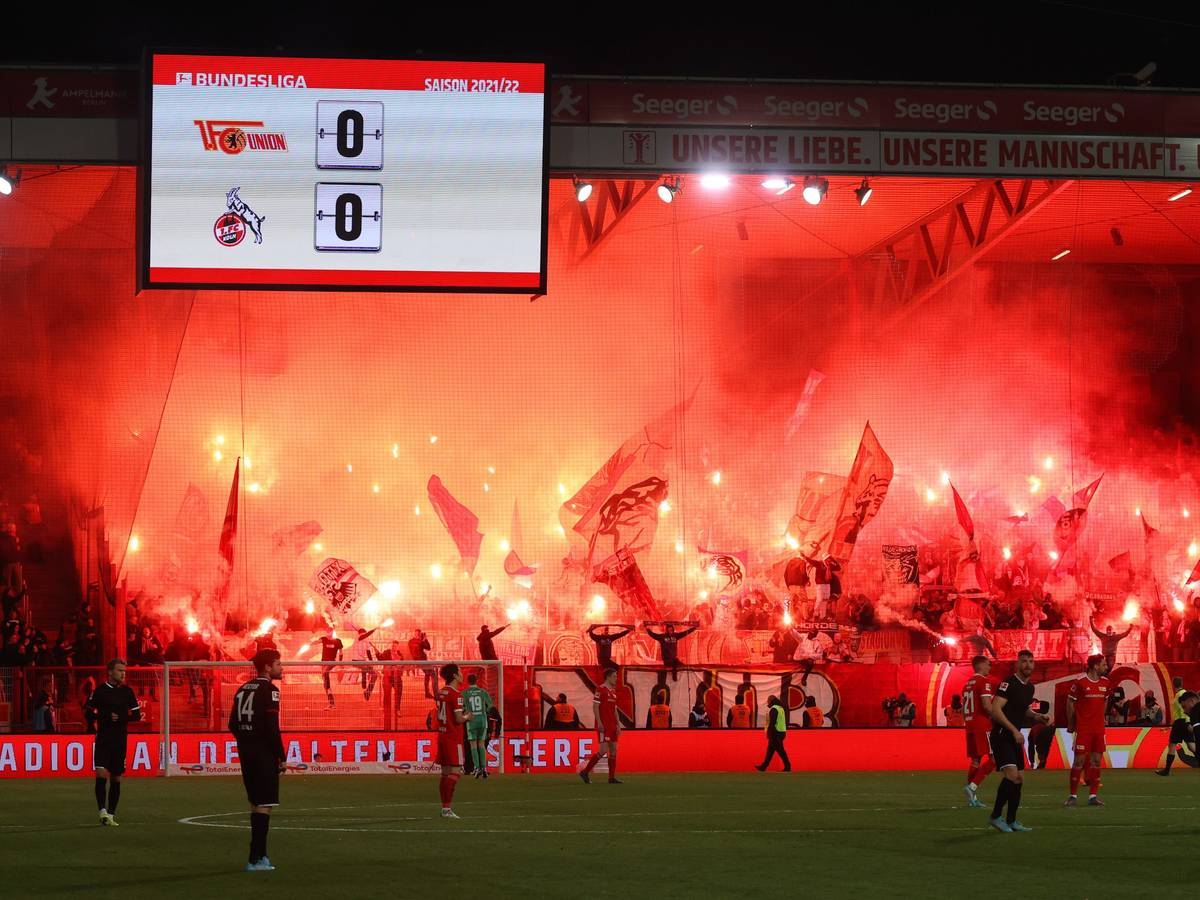 Fans des 1. FC Köln zünden Pyrotechnik im Stadion.