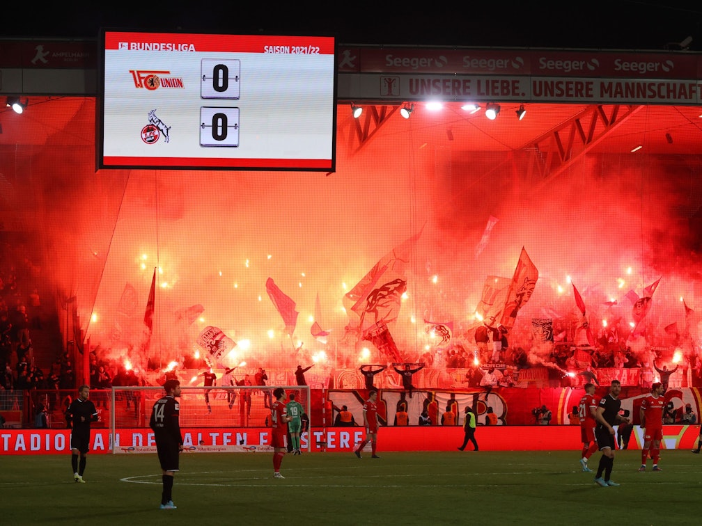 Fans des 1. FC Köln zünden Pyrotechnik im Stadion.