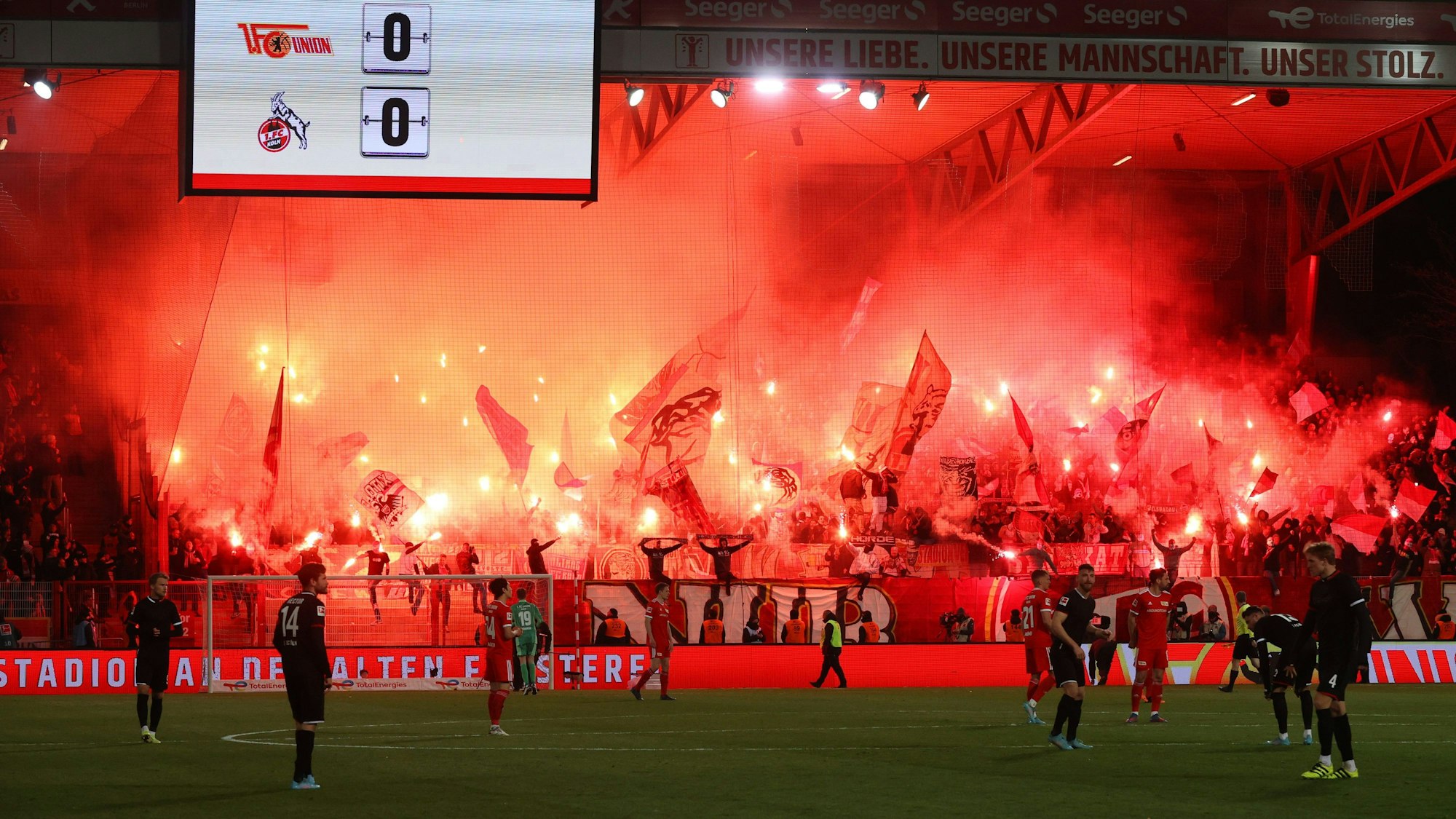 Fans des 1. FC Köln zünden Pyrotechnik im Stadion.