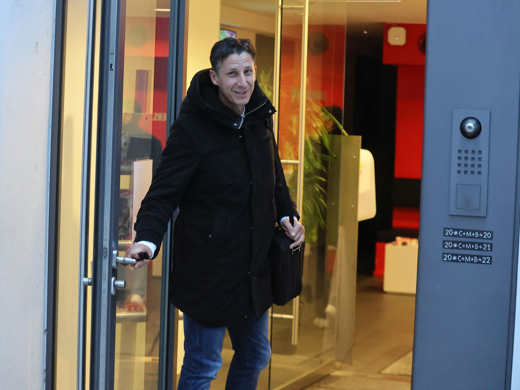 Sport-Geschäftsführer Christian Keller geht am Freitagmorgen, 1. April 2022, ins Geißbockheim.