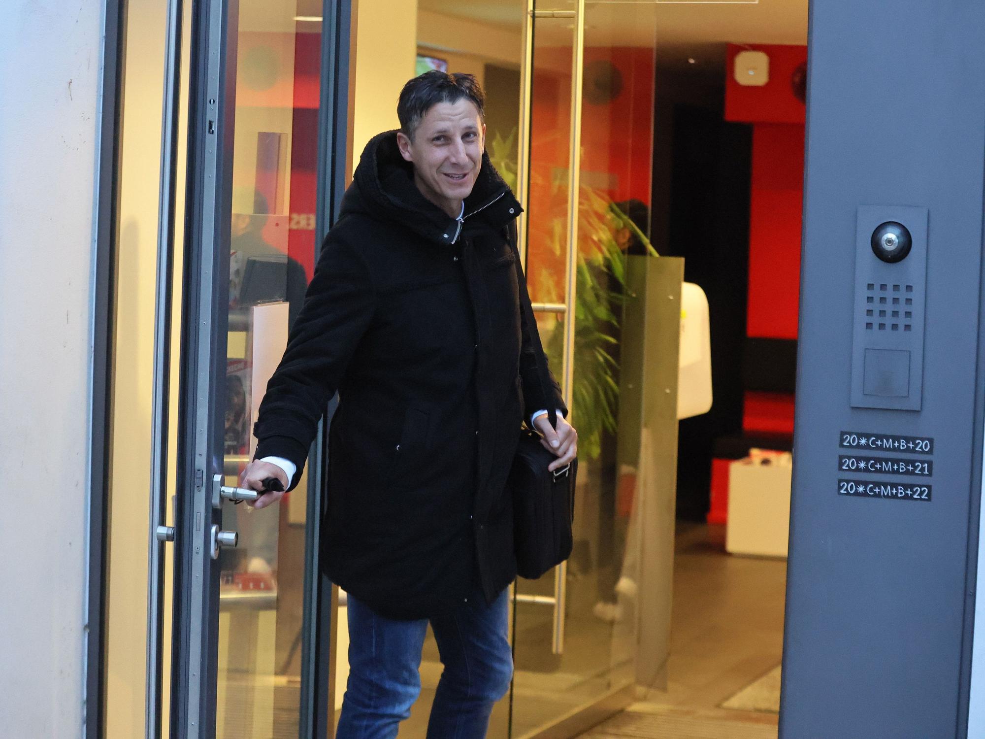 Sport-Geschäftsführer Christian Keller geht am Freitagmorgen, 1. April 2022, ins Geißbockheim.