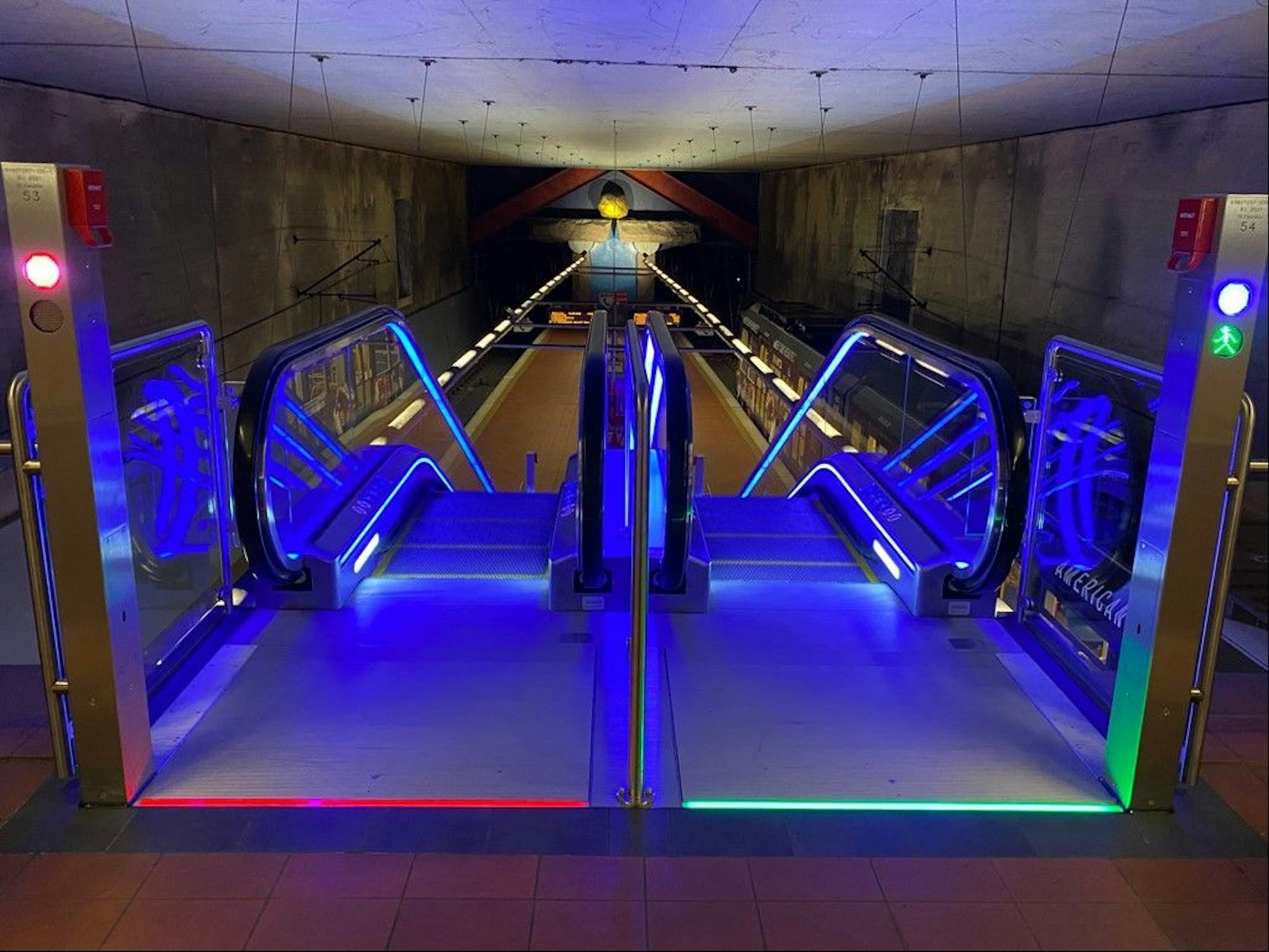 So bunt sind die neuen Rolltreppen der KVB-Haltestelle „Akazienweg“.