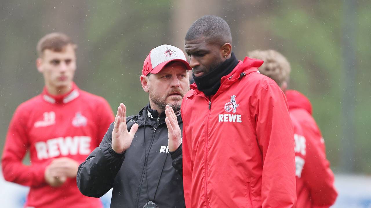 Anthony Modeste steht im Training des 1. FC Köln noch auf dem Rasen.