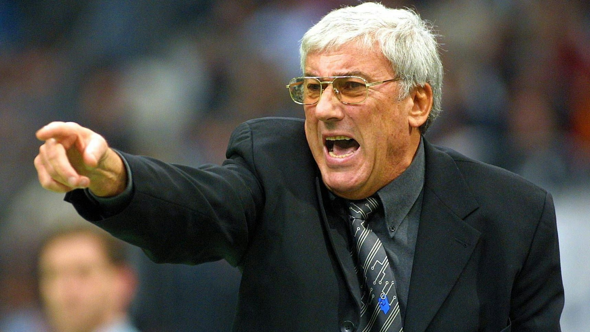 Trainer Petre Ivanescu (Gummersbach) gibt lautstark Anweisungen.