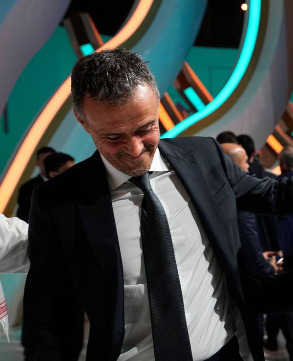 Hansi Flick spricht mit Luis Enrique nach der WM-Auslosung.