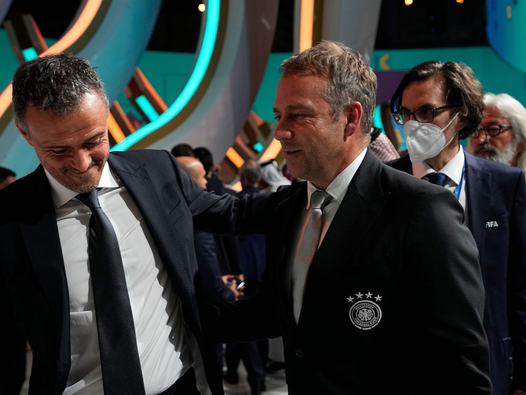 Hansi Flick spricht mit Luis Enrique nach der WM-Auslosung.