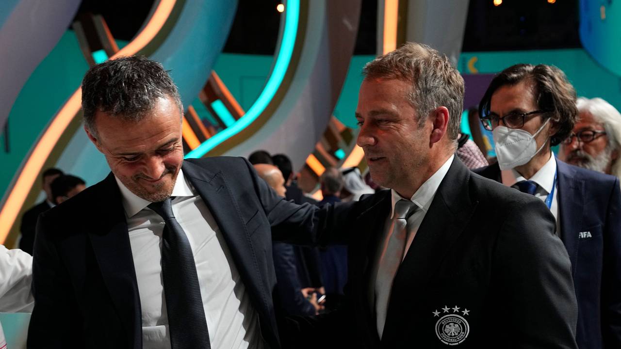Hansi Flick spricht mit Luis Enrique nach der WM-Auslosung.