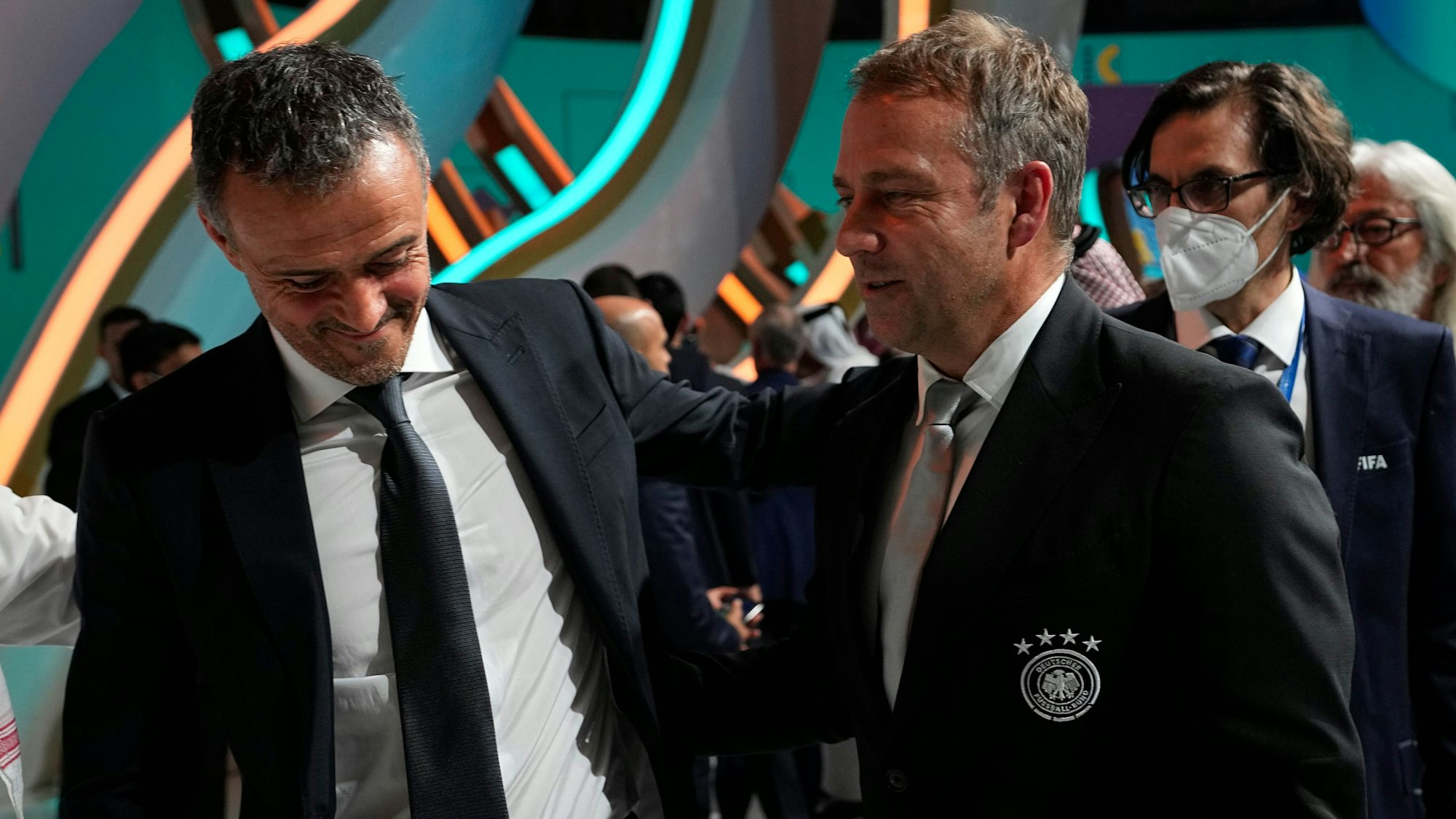 Hansi Flick spricht mit Luis Enrique nach der WM-Auslosung.