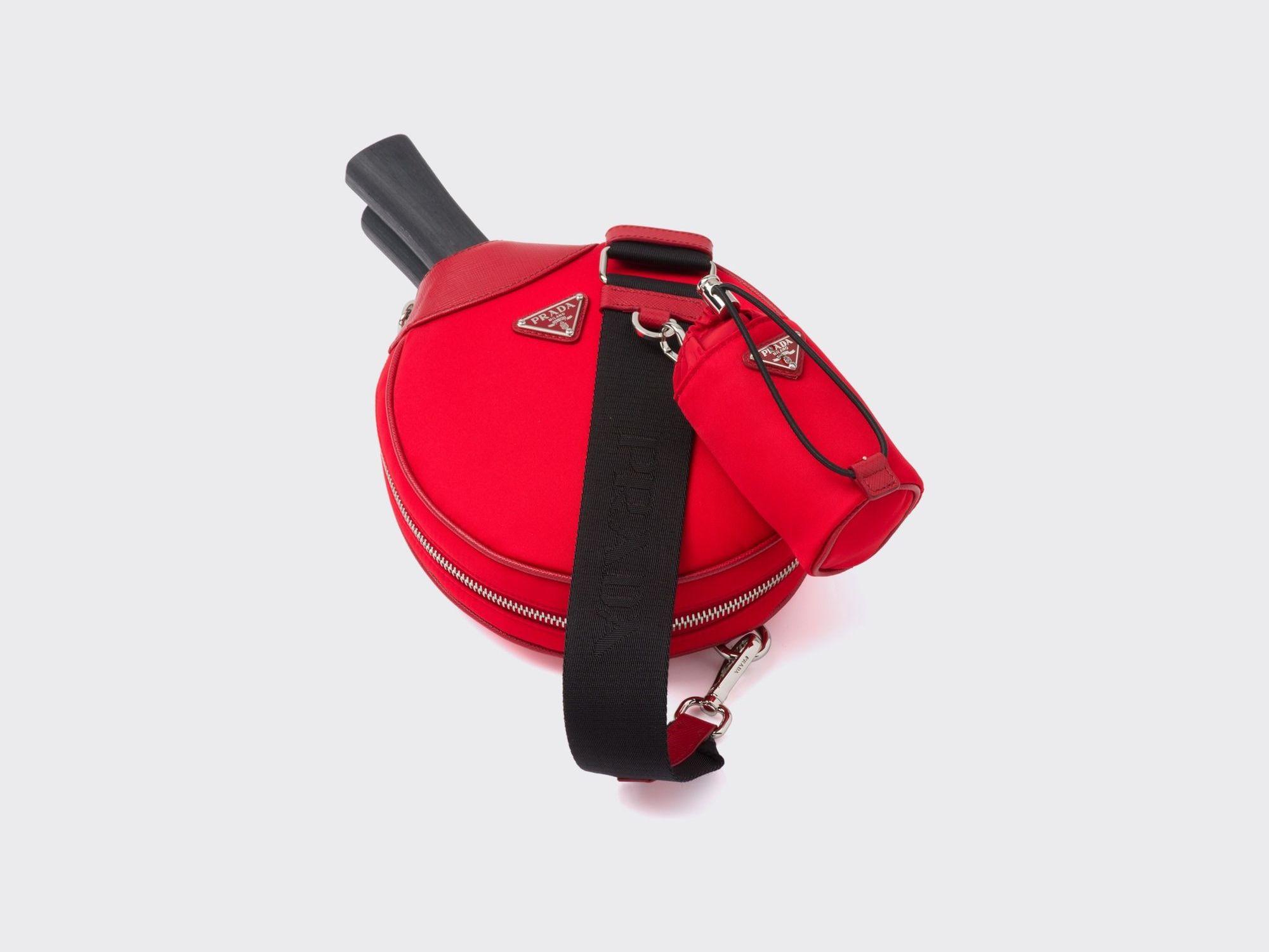 Zwei Tischtennisschläger und zwei Bälle in einem Set aus Re-Nylon.