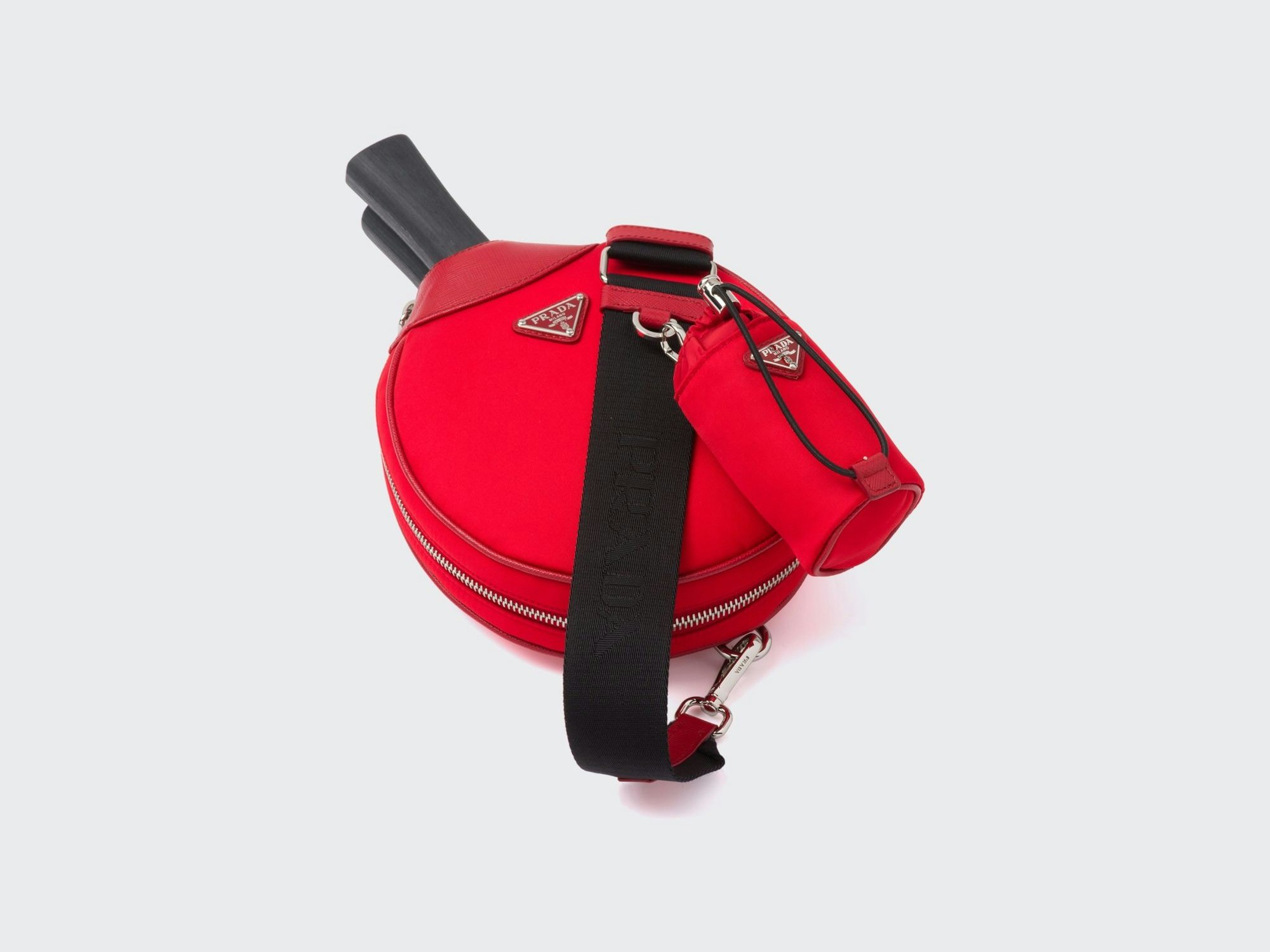 Zwei Tischtennisschläger und zwei Bälle in einem Set aus Re-Nylon.