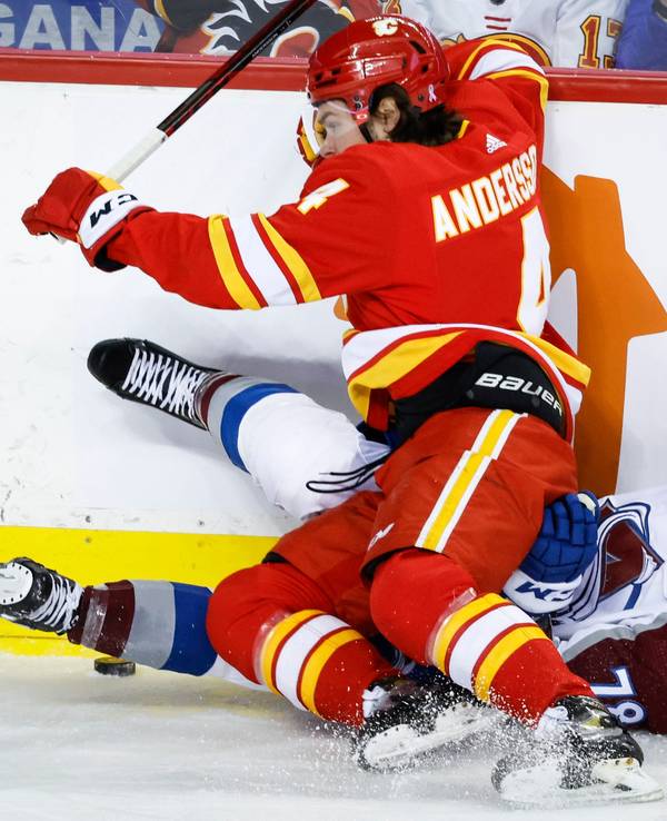Calgarys Rasmus Andersson checkt Nico Sturm.