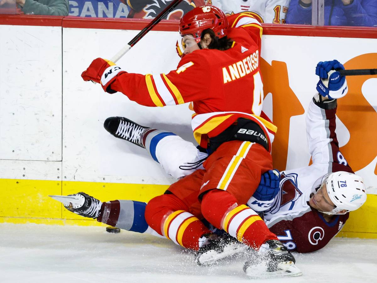Calgarys Rasmus Andersson checkt Nico Sturm.