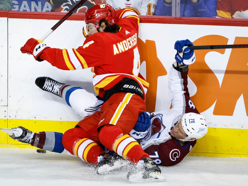 Calgarys Rasmus Andersson checkt Nico Sturm.