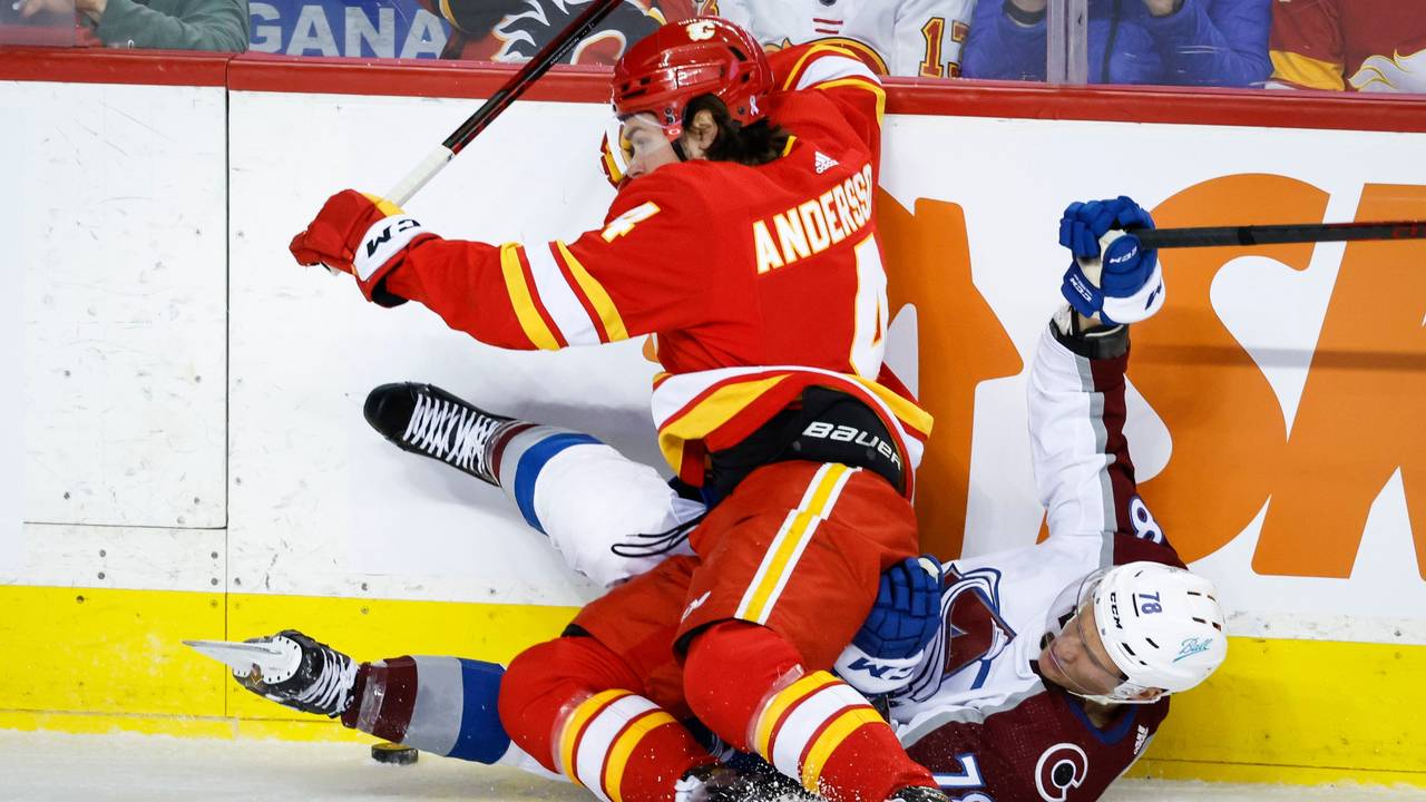 Calgarys Rasmus Andersson checkt Nico Sturm.