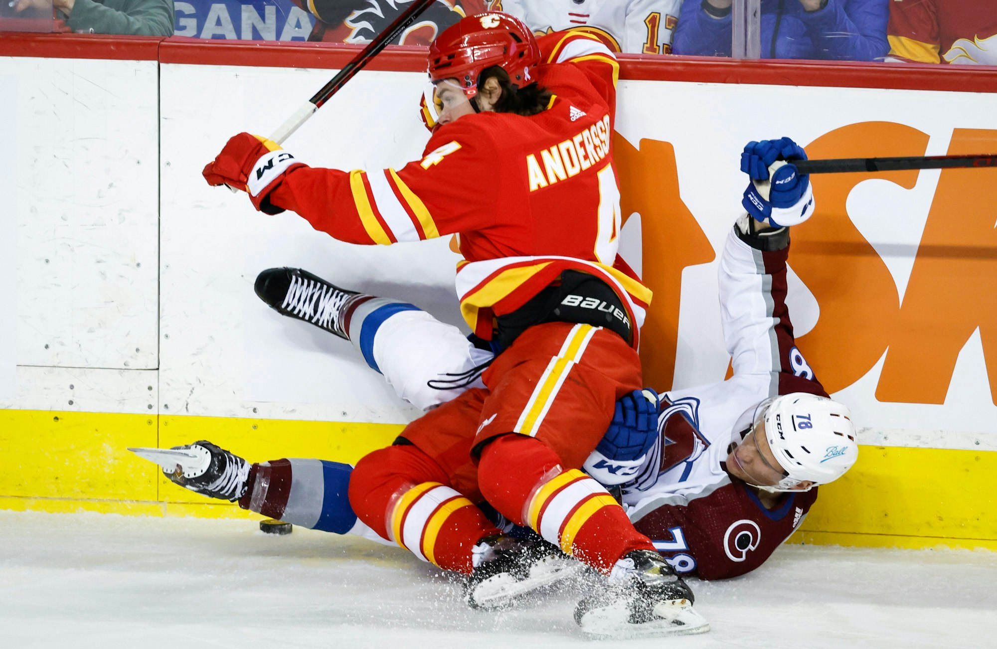 Calgarys Rasmus Andersson checkt Nico Sturm.