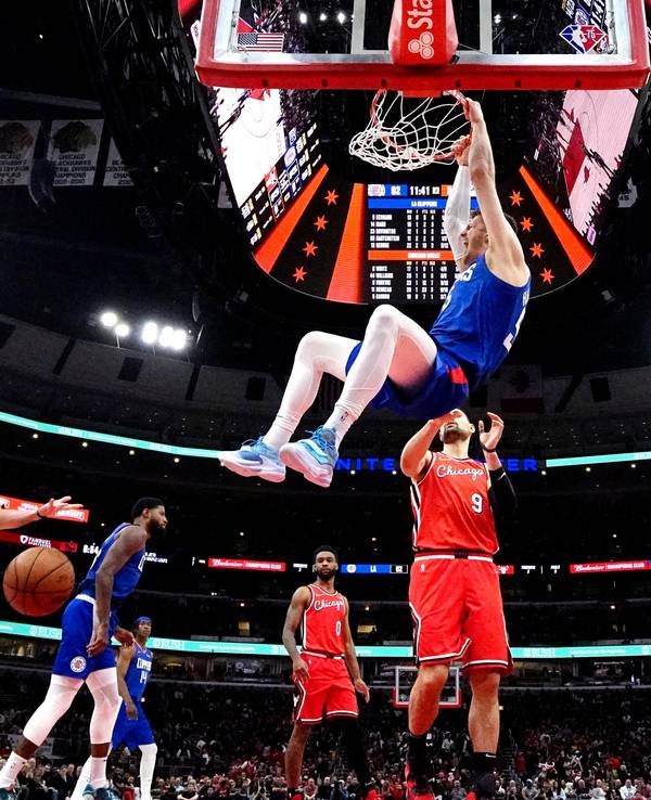 Los Angeles Clippers Center Isaiah Hartenstein gelingt ein Dunking.