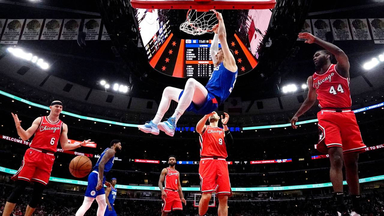 Los Angeles Clippers Center Isaiah Hartenstein gelingt ein Dunking.