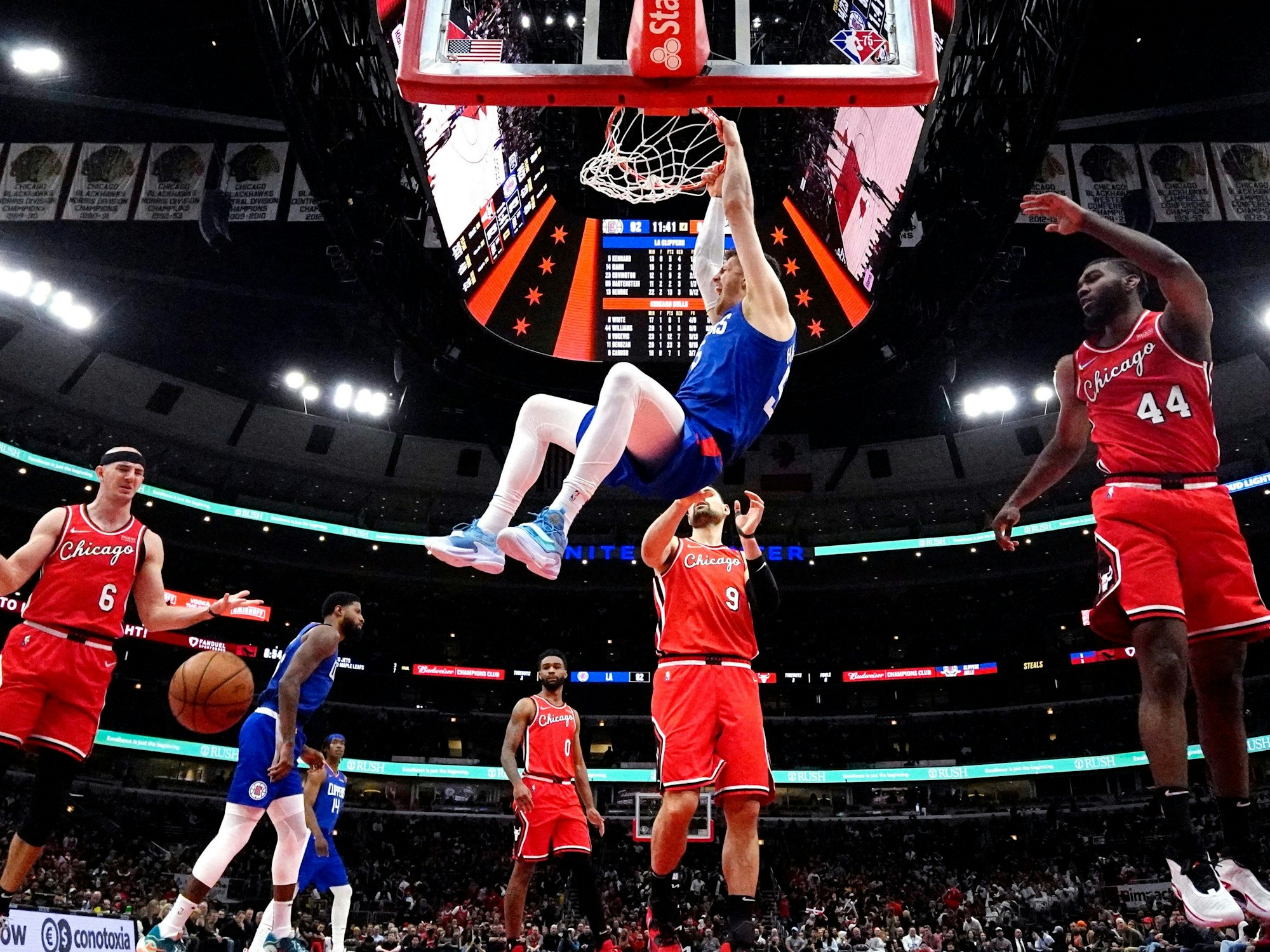 Los Angeles Clippers Center Isaiah Hartenstein gelingt ein Dunking.