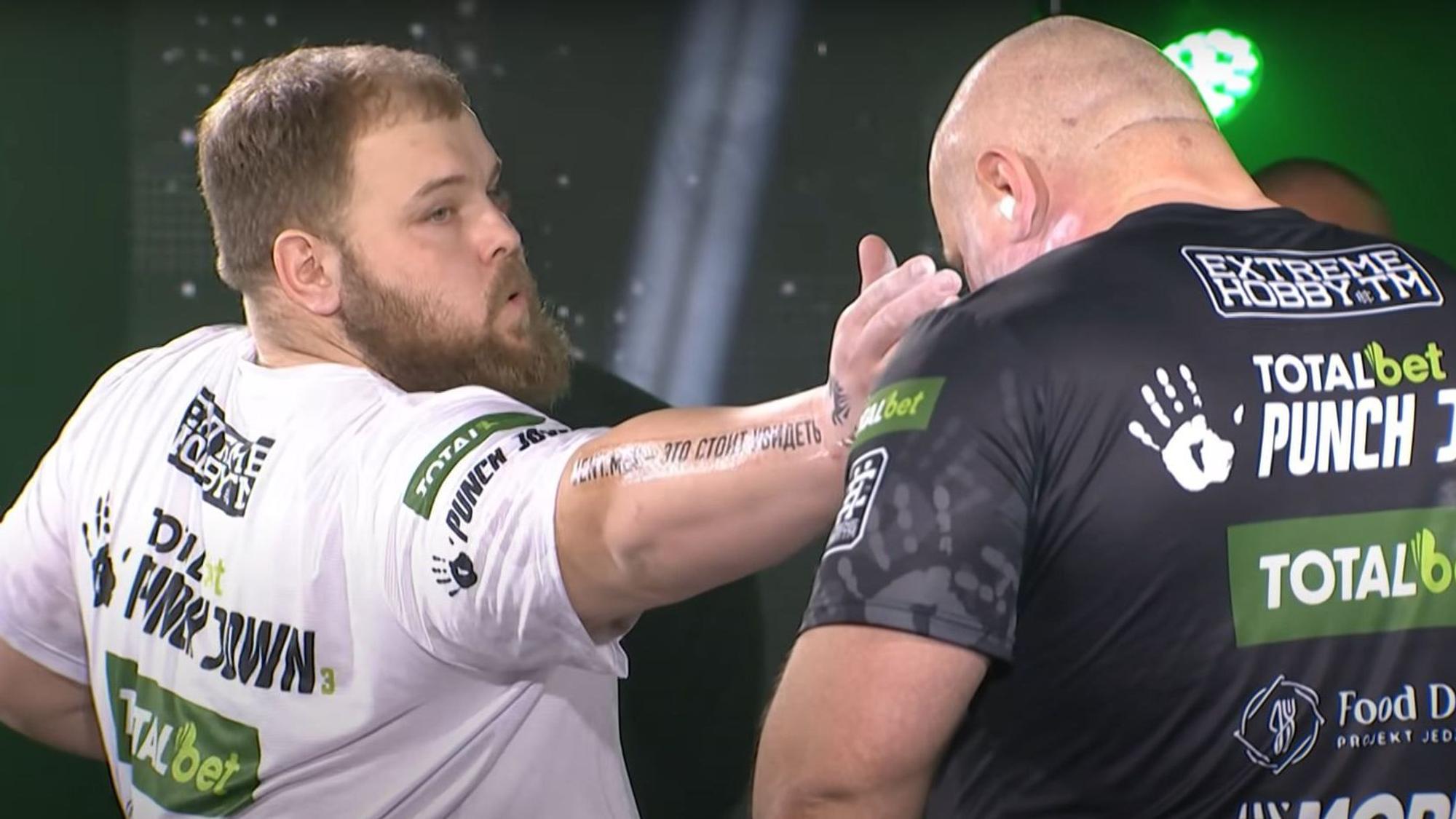 Der Russe Wassilij Kamotski bei einem Kampf des Ohrfeigen-Turniers Slap Fighting Championship am gegen den Polen Dawid Zalewski.