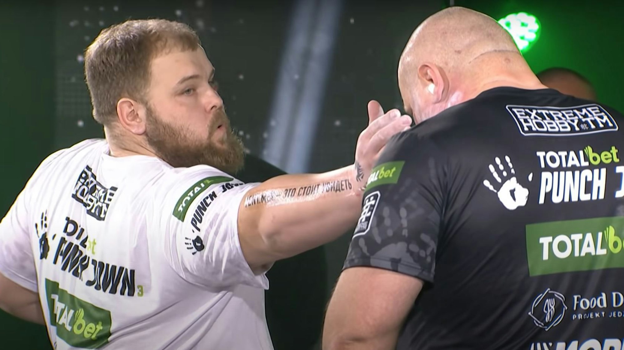 Der Russe Wassilij Kamotski bei einem Kampf des Ohrfeigen-Turniers Slap Fighting Championship am gegen den Polen Dawid Zalewski.