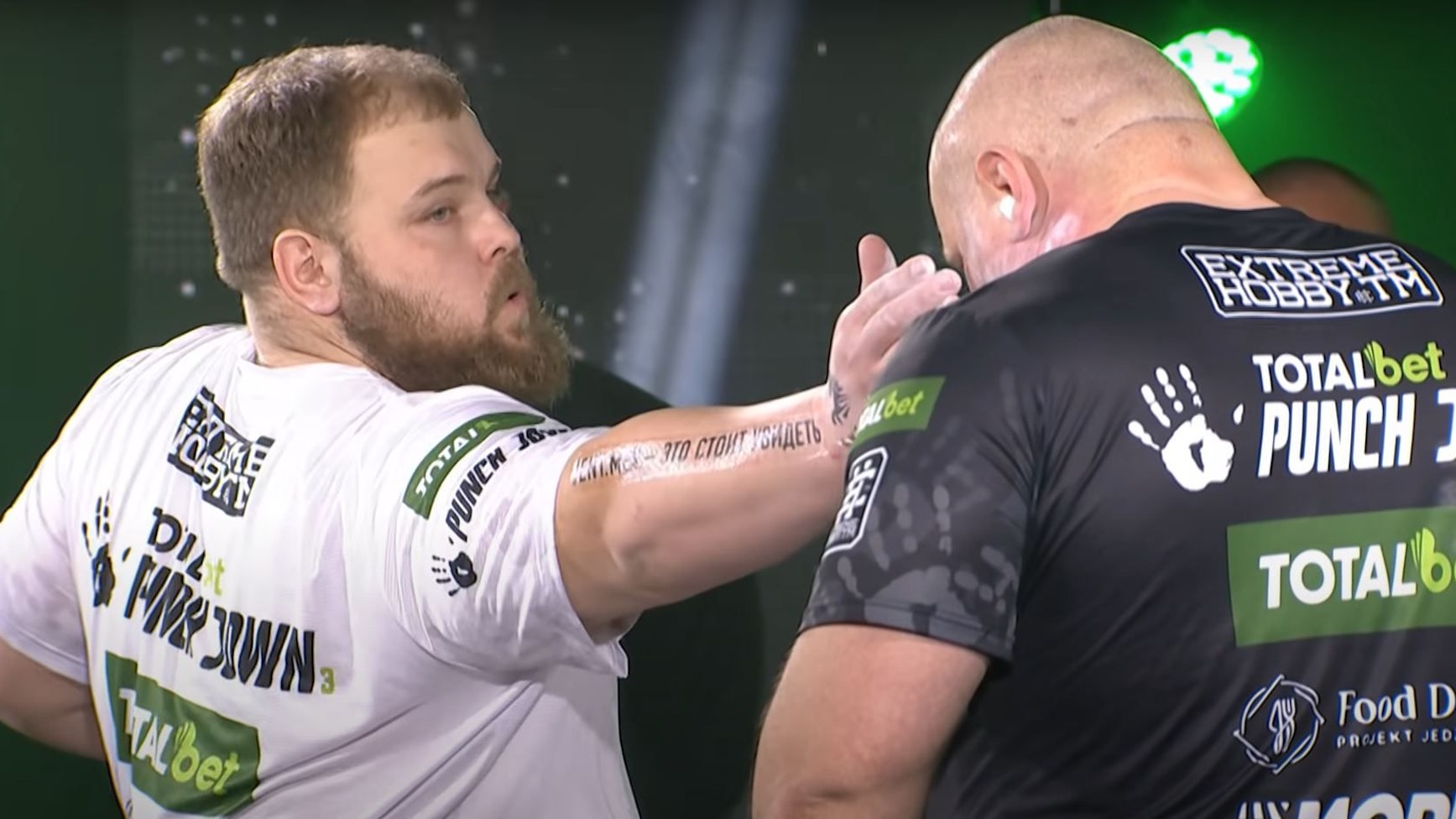Der Russe Wassilij Kamotski bei einem Kampf des Ohrfeigen-Turniers Slap Fighting Championship am gegen den Polen Dawid Zalewski.