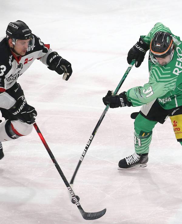 Kölns Patrick Sieloff kämpft mit Bietigheims Riley Sheen um den Puck