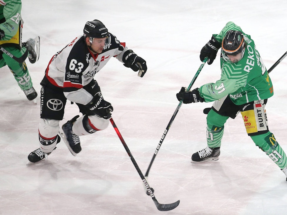 Kölns Patrick Sieloff kämpft mit Bietigheims Riley Sheen um den Puck