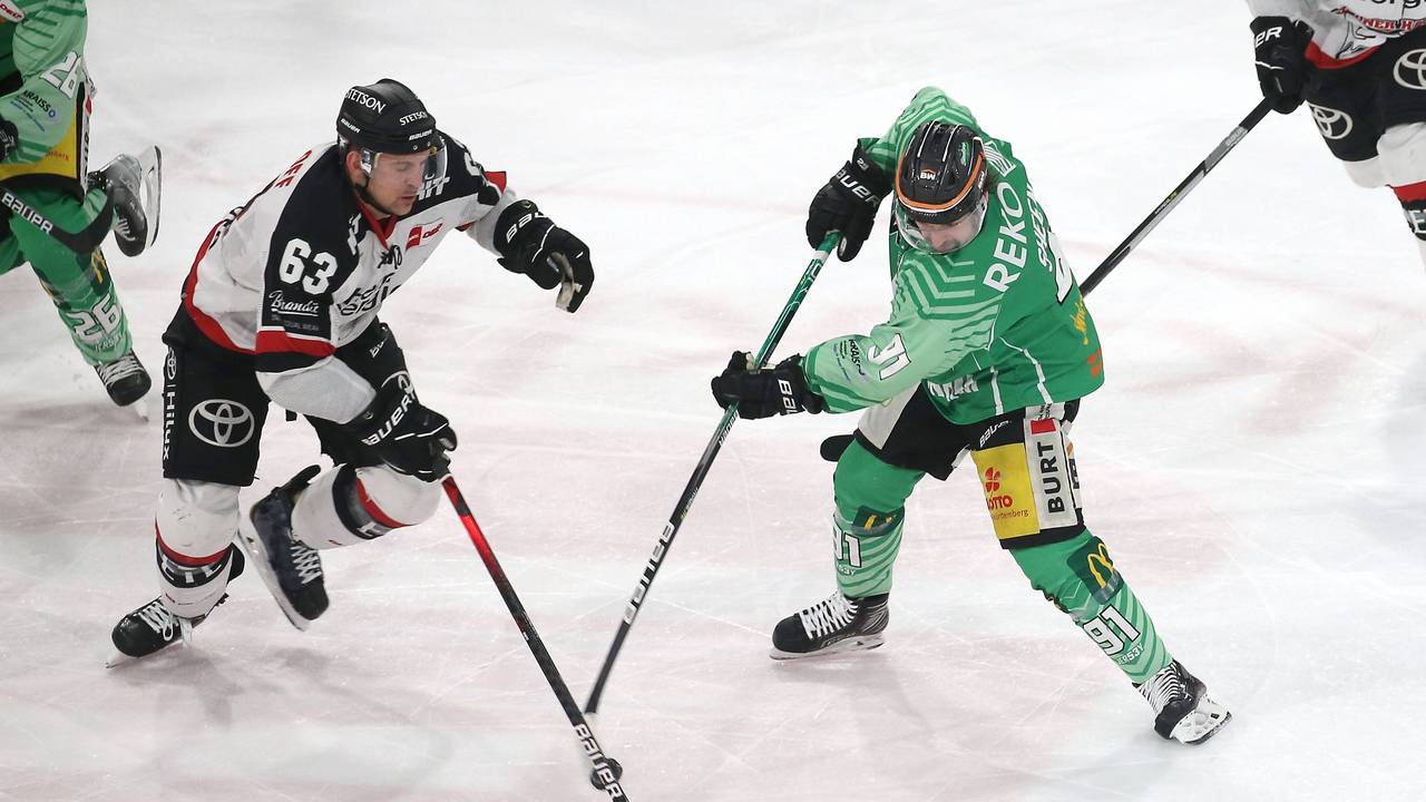 Kölns Patrick Sieloff kämpft mit Bietigheims Riley Sheen um den Puck