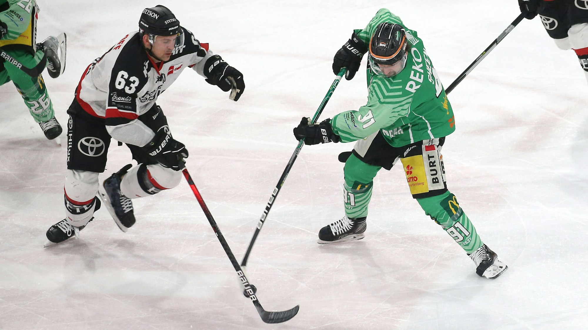 Kölns Patrick Sieloff kämpft mit Bietigheims Riley Sheen um den Puck