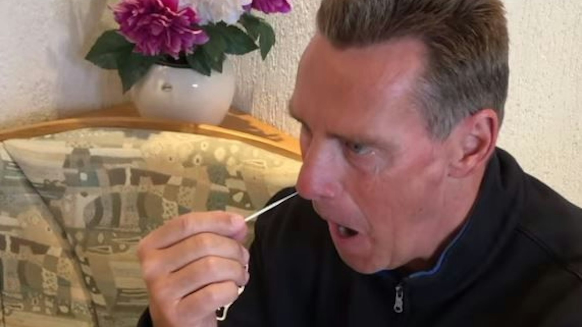 Der Kölner Entertainer Jürgen Milski macht eine Corona-Selbsttest – allerdings mit wenig Erfolg.