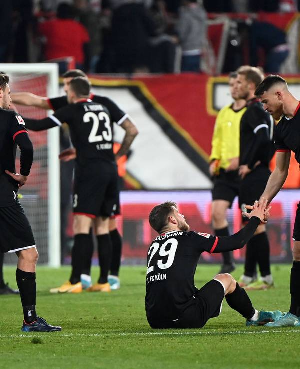 Die Spieler des 1. FC Köln sind nach dem 0:1 bei Union Berlin enttäuscht.