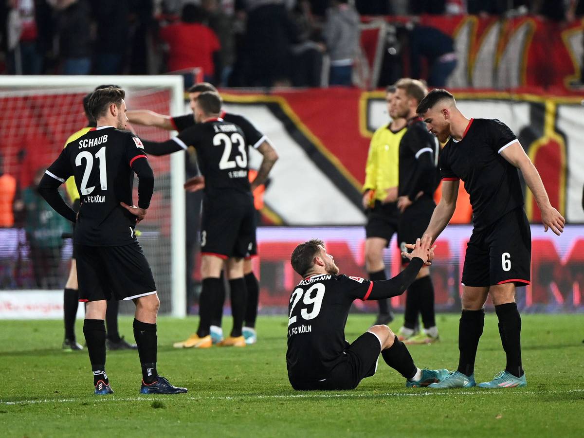 Die Spieler des 1. FC Köln sind nach dem 0:1 bei Union Berlin enttäuscht.
