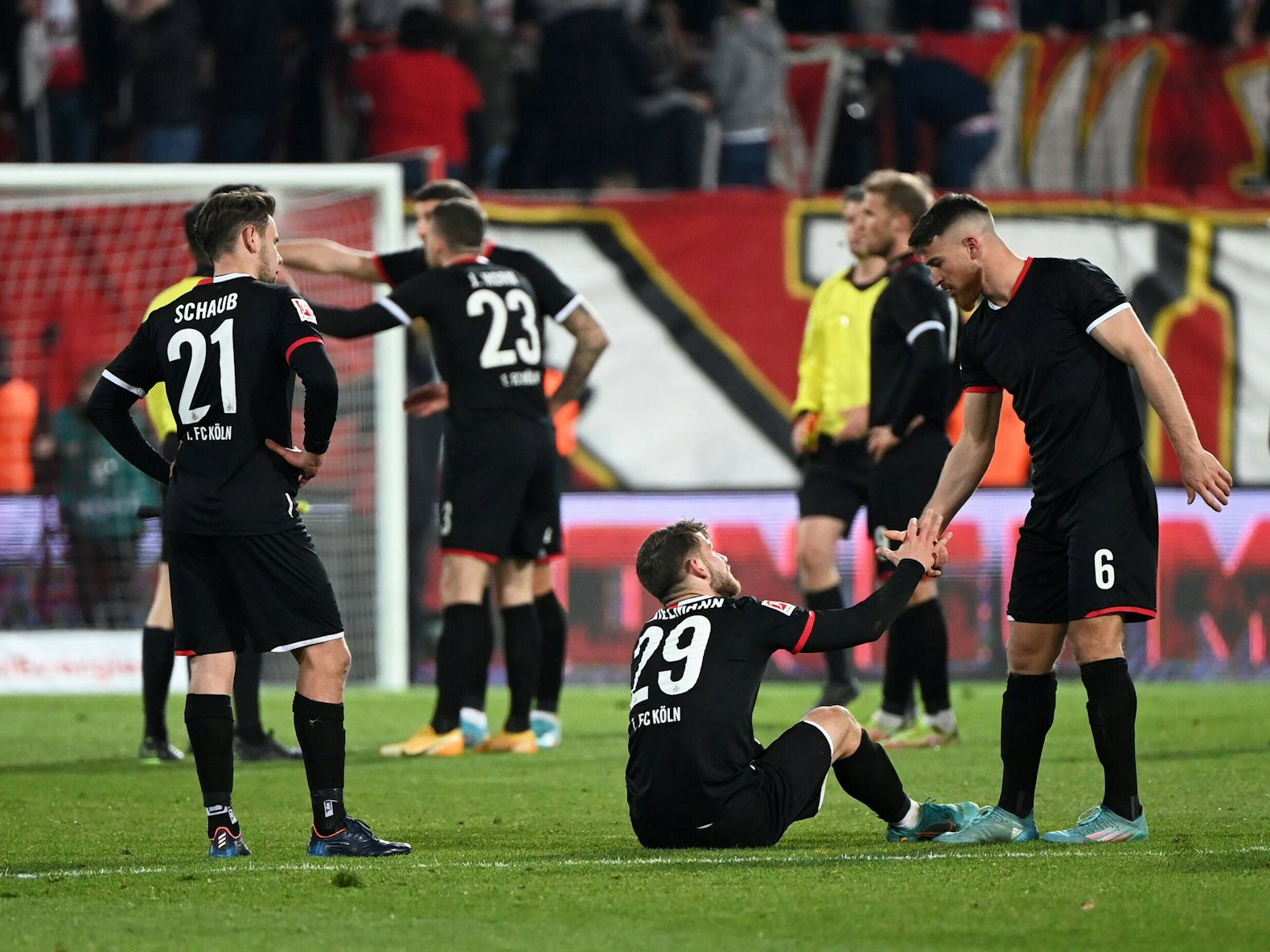 Die Spieler des 1. FC Köln sind nach dem 0:1 bei Union Berlin enttäuscht.
