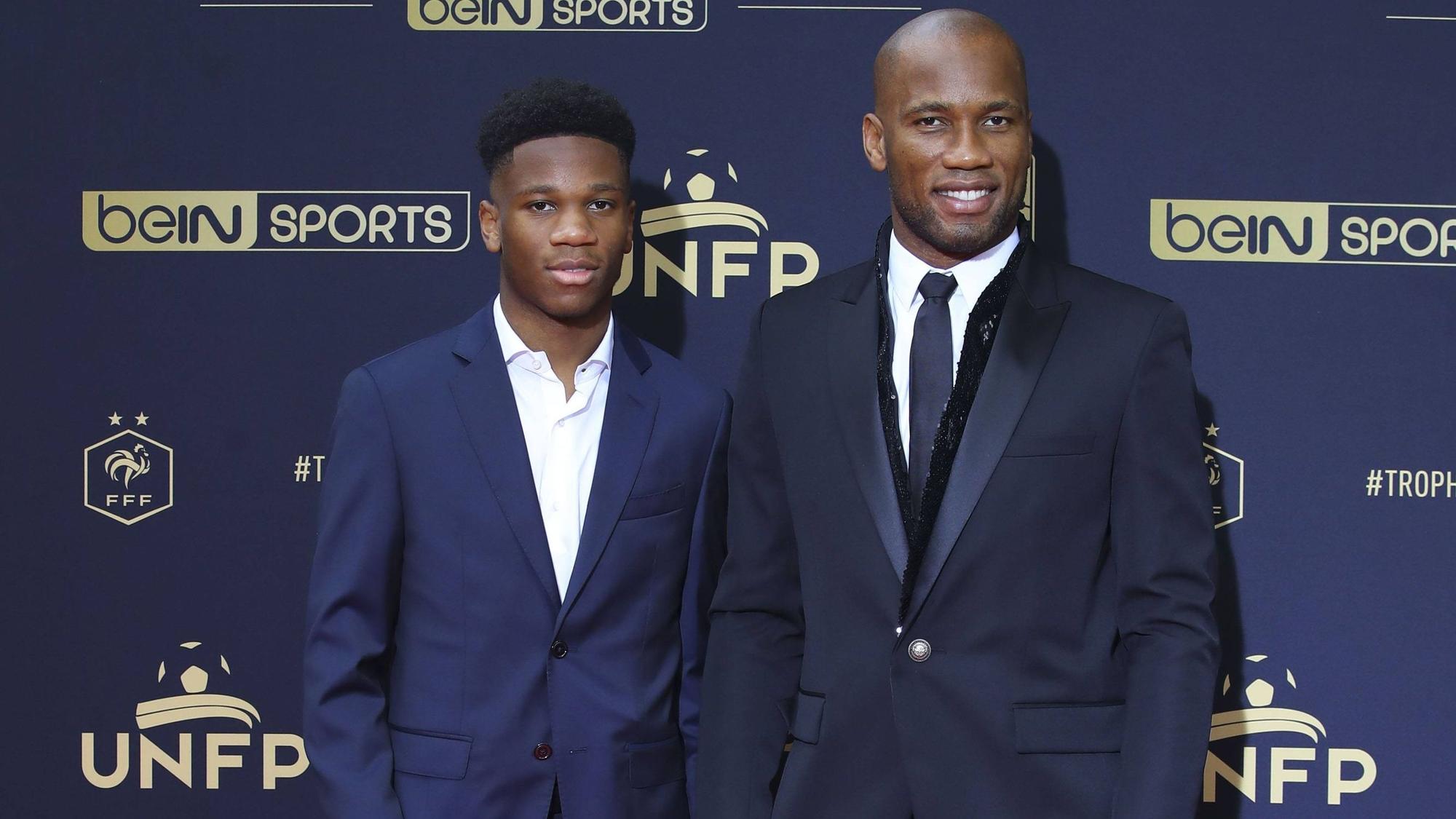 Bei einer Filmpremiere zeigen sich Didier Drogba und sein Sohn Isaac.