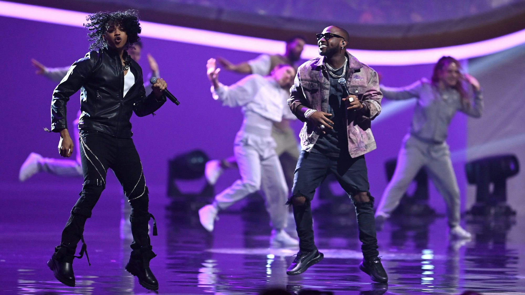 Die Sänger präsentieren den neuen WM-Song.