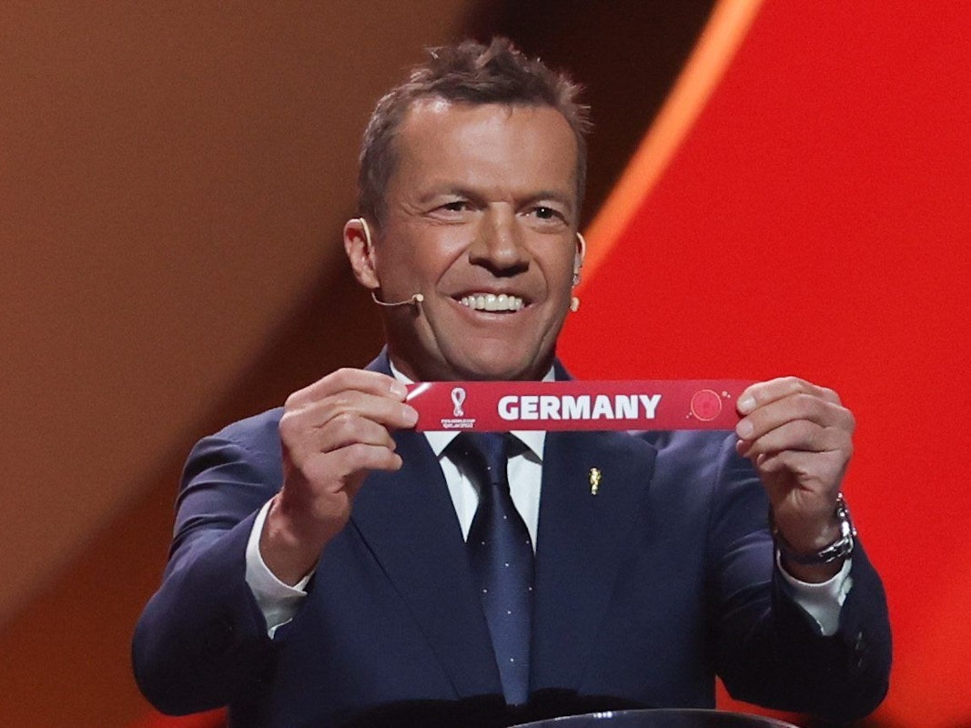 Lothar Matthäus hält das Los von Deutschland in den Händen.