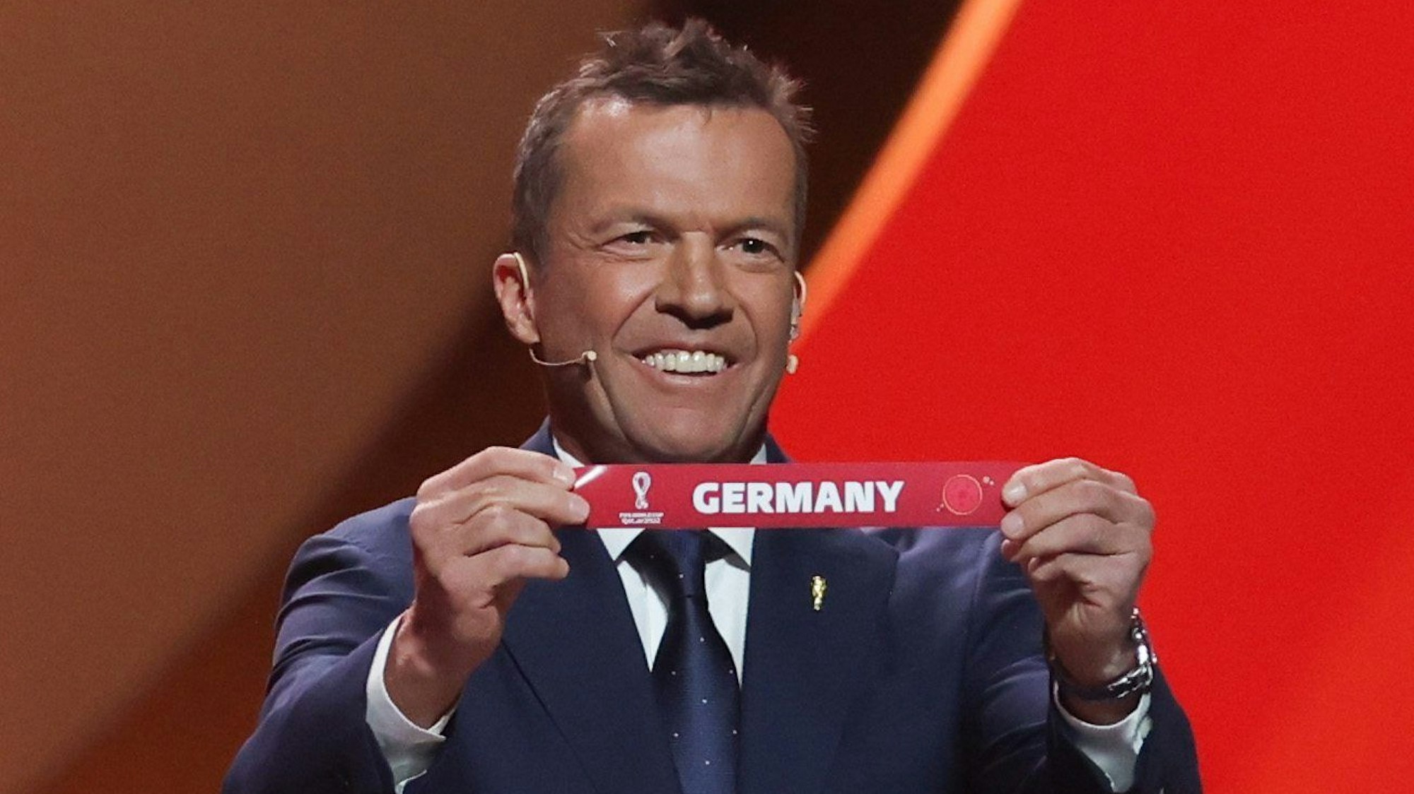 Lothar Matthäus hält das Los von Deutschland in den Händen.