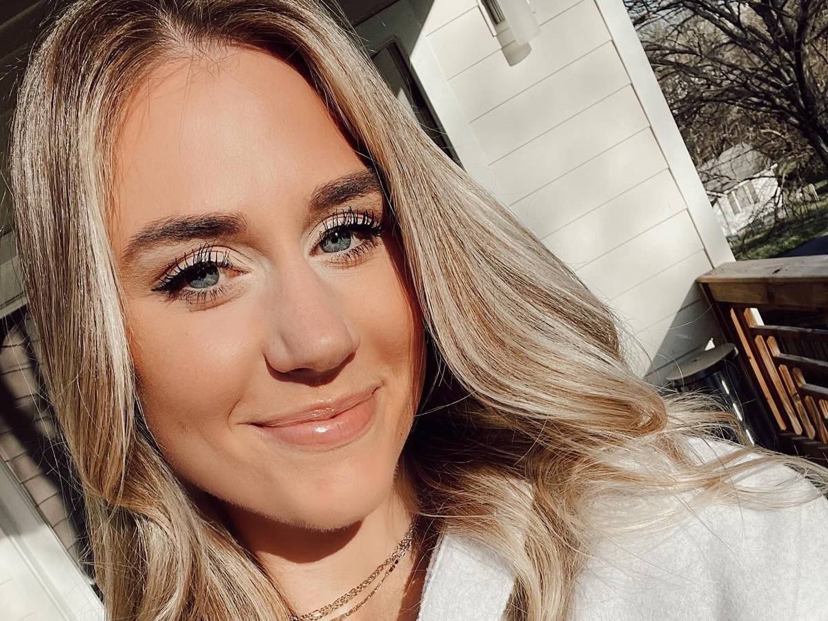 Brooke Wells lächelt im Sonnenschein.
