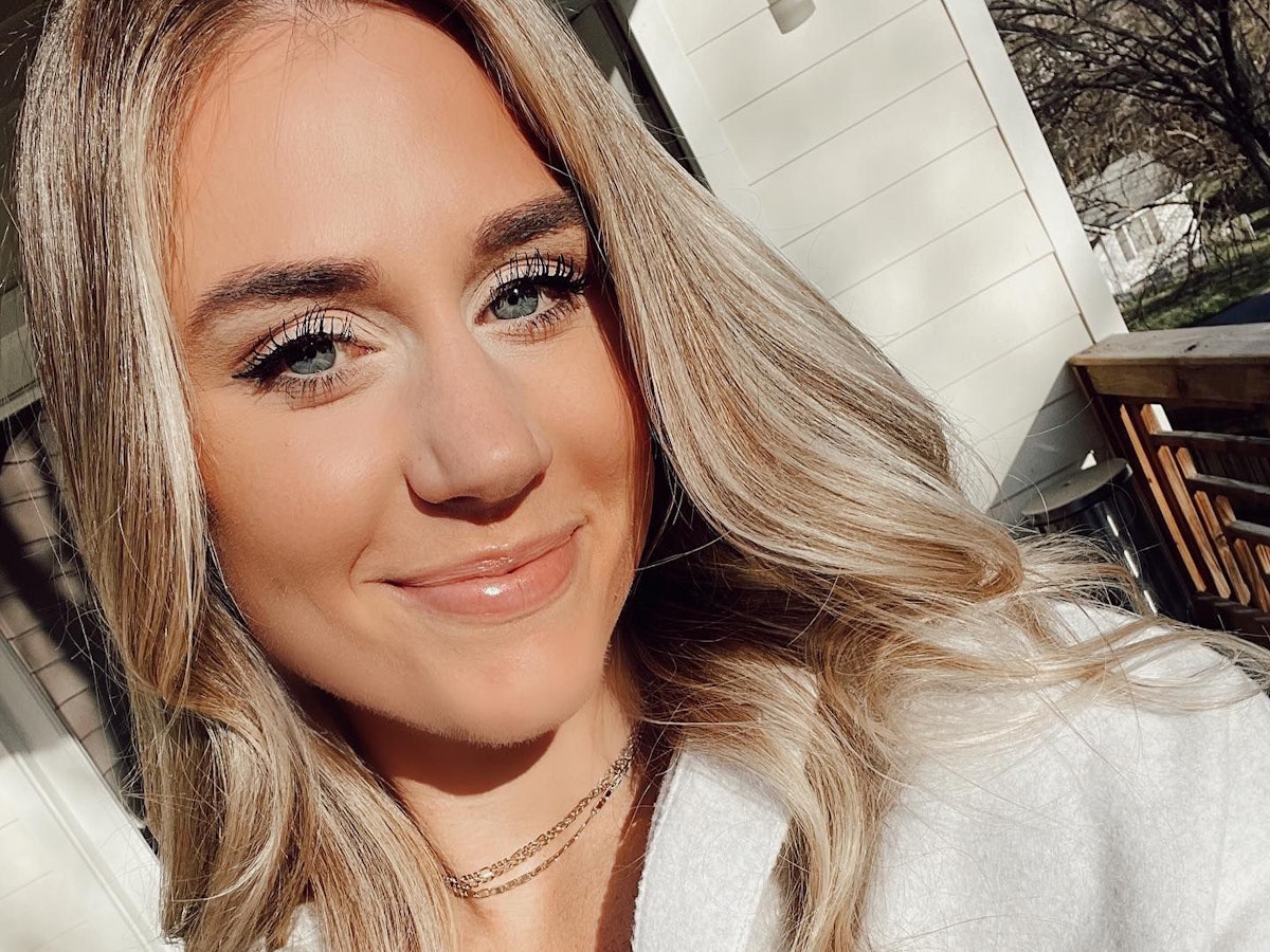 Brooke Wells lächelt im Sonnenschein.