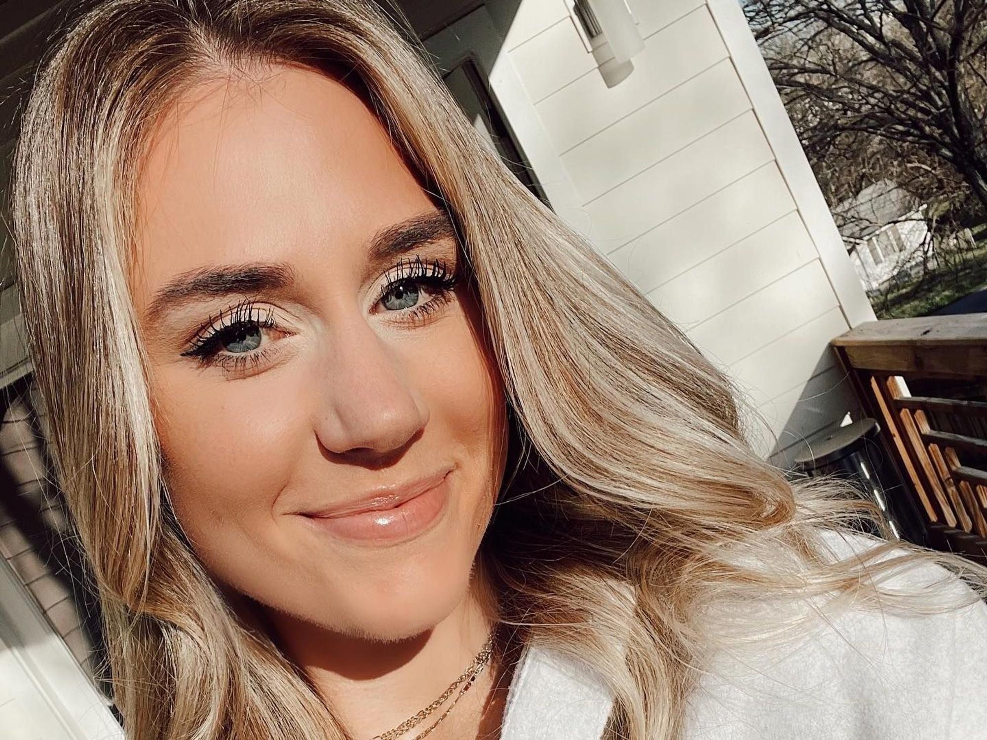 Brooke Wells lächelt im Sonnenschein.