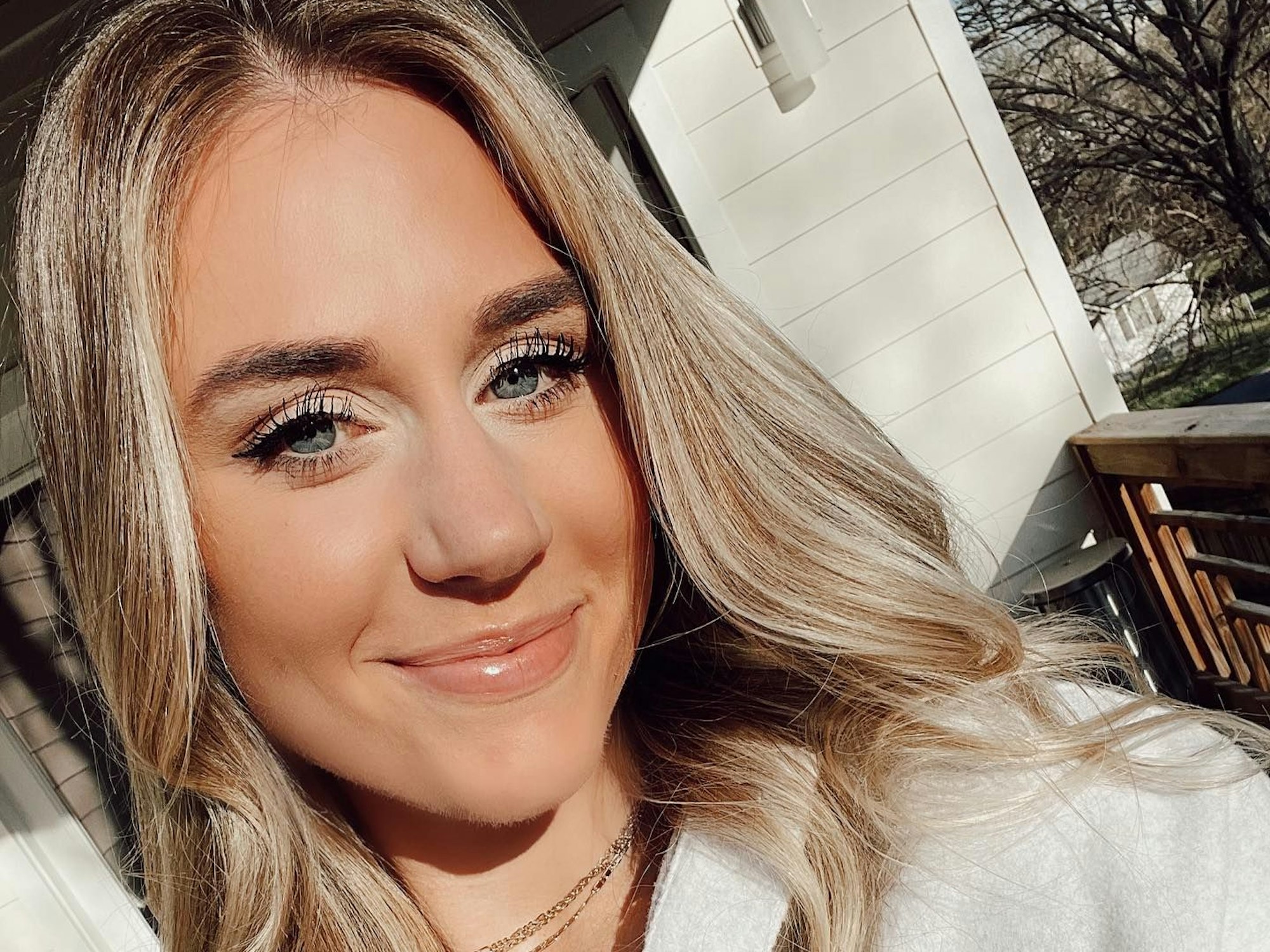 Brooke Wells lächelt im Sonnenschein.