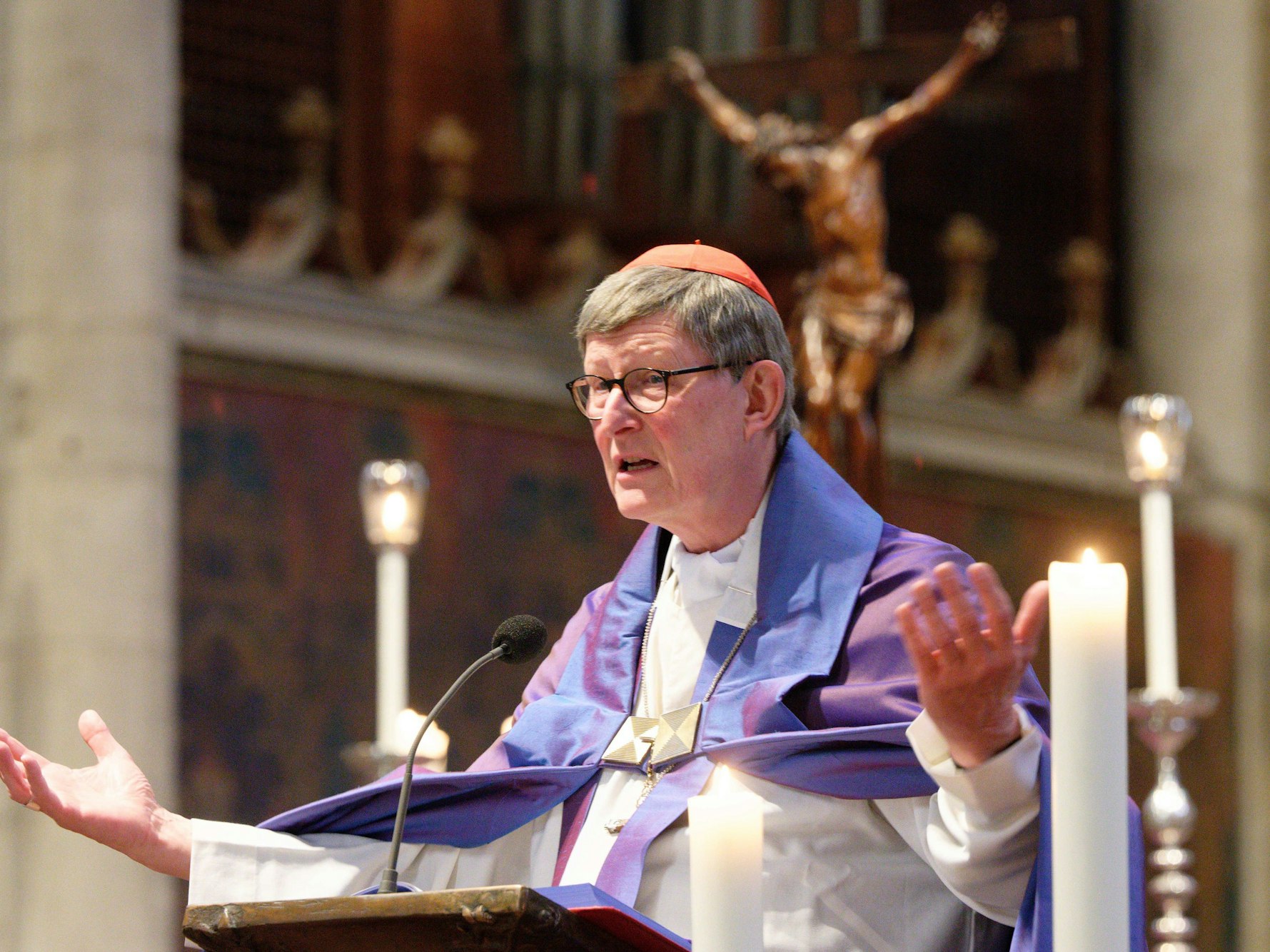 Kardinal Woelki spricht ein Weihegebet für Russland und die Ukraine im Kölner Dom.